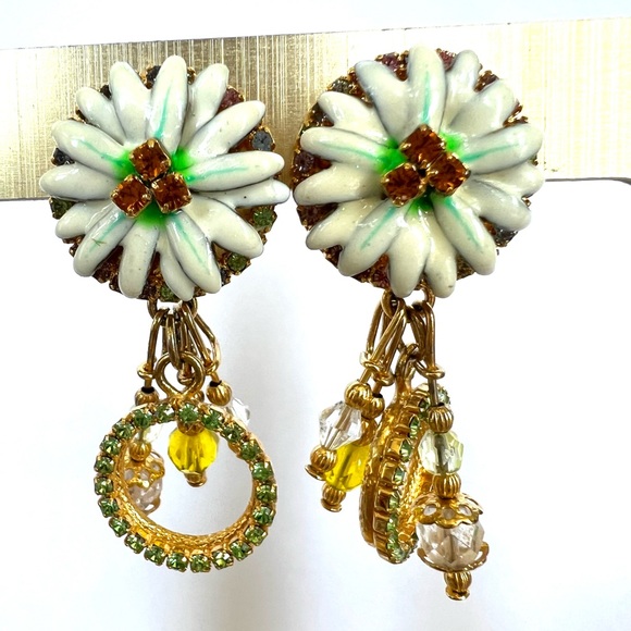 Lunch At The Ritz pierced Daisy flower earrings - Picture 1 of 9